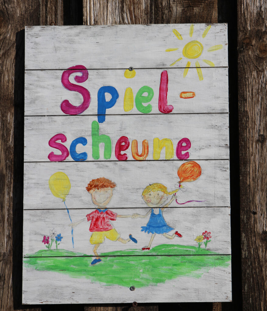 Schild der Spielscheune