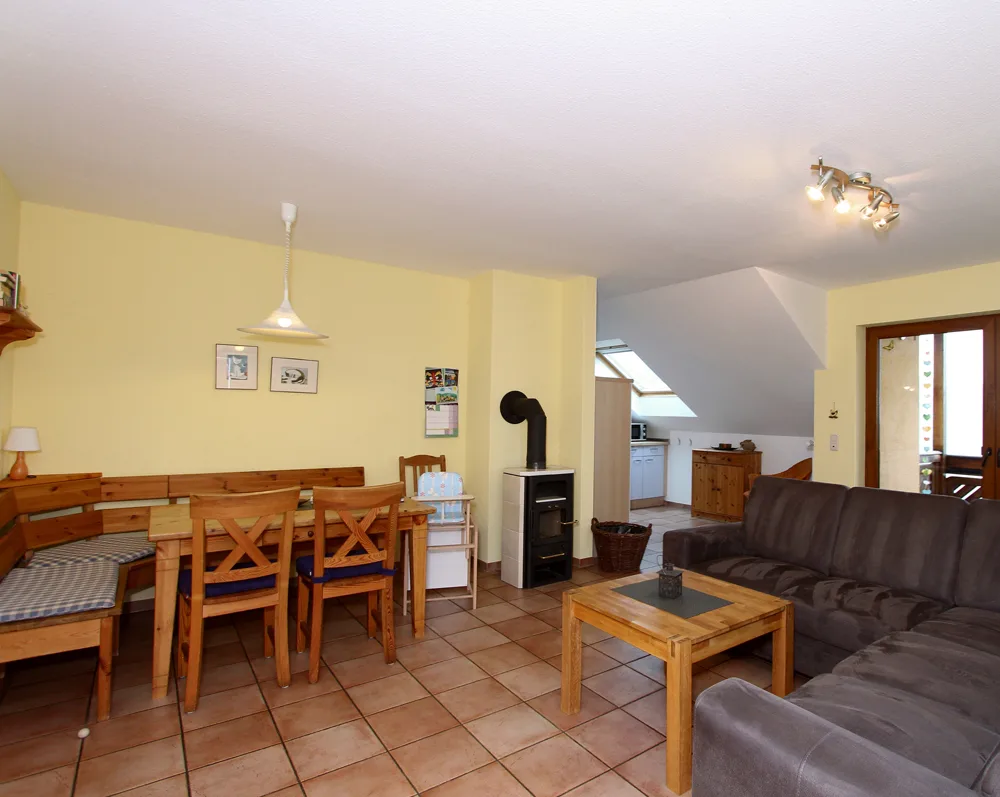Wohnbereich Ferienwohnung mit Sofa und Essplatz