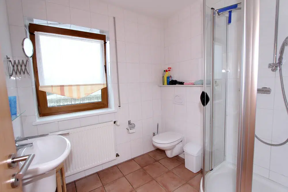 Badezimmer mit Waschbecken, WC und Dusche