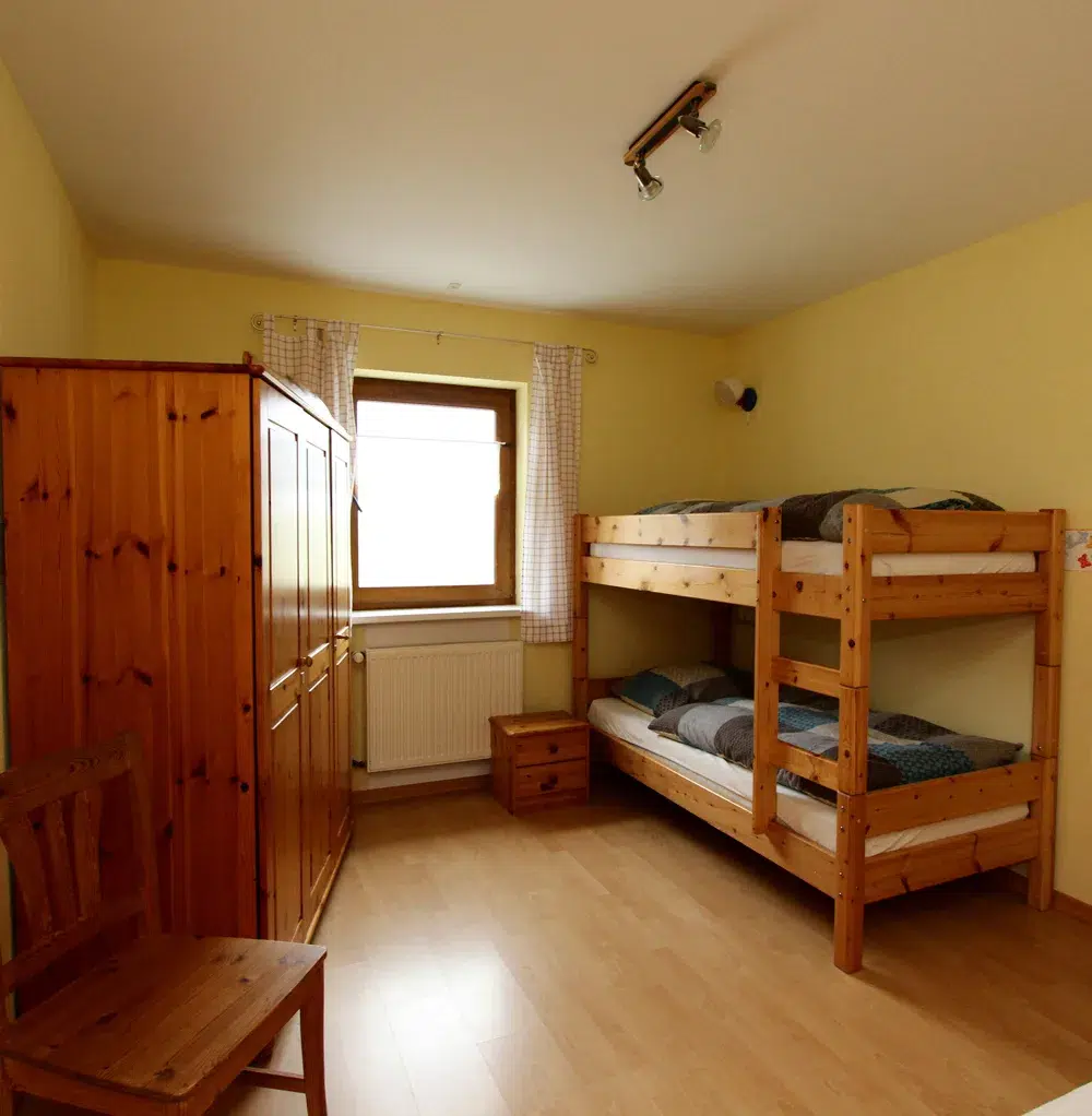 Schlafzimmer mit Etagenbett und Kleiderschrank