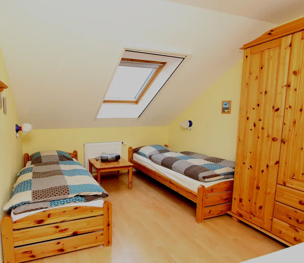 Schlafzimmer mit zwei Einzelbetten