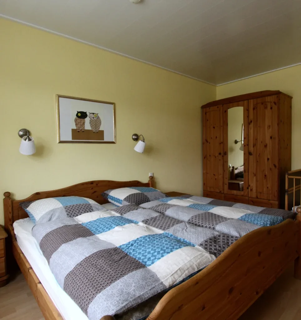 Schlafzimmer mit Doppelbett und Kleiderschrank