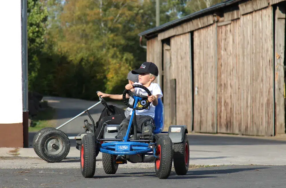Kind fährt Gokart