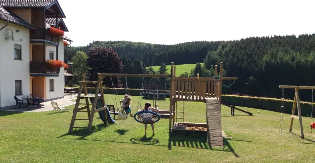 Außenbereich der Ferienwohnungen mit Spielplatz