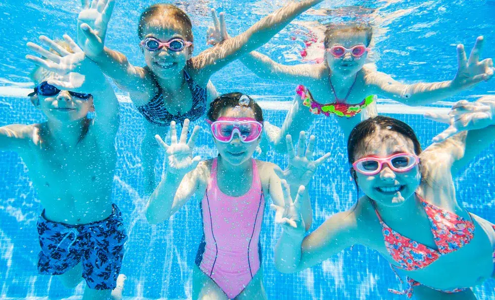 kinder schwimmen im pool