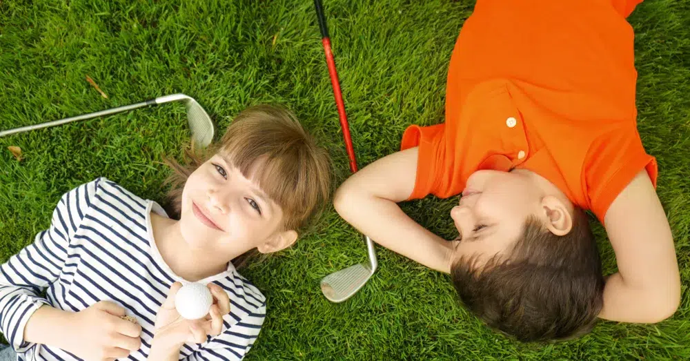kinder spielen golf