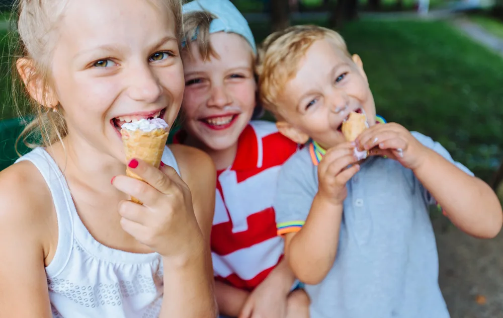 Kinder essen Eis
