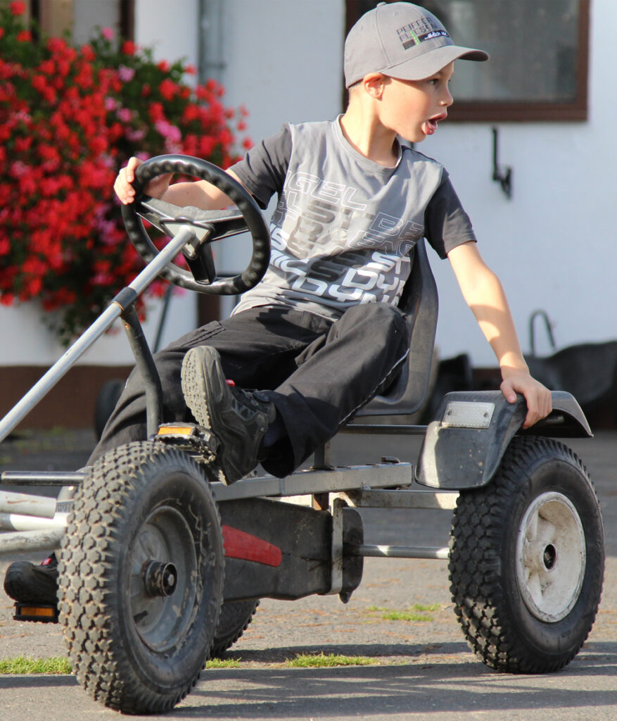 Kind fährt Kart